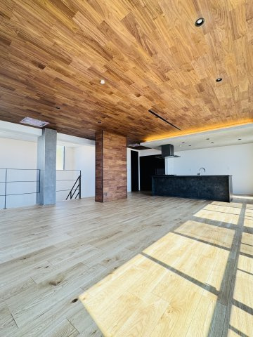 KAMAKURAYAMA HILLS — 海と富士を望む邸宅の洋室