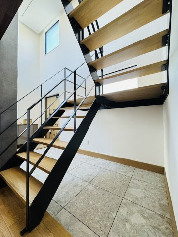 KAMAKURAYAMA HILLS — 海と富士を望む邸宅の玄関