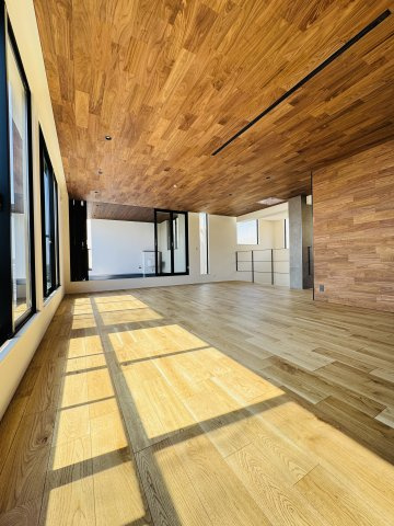 KAMAKURAYAMA HILLS — 海と富士を望む邸宅の居間・リビング