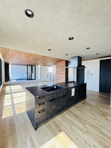 KAMAKURAYAMA HILLS — 海と富士を望む邸宅のキッチン