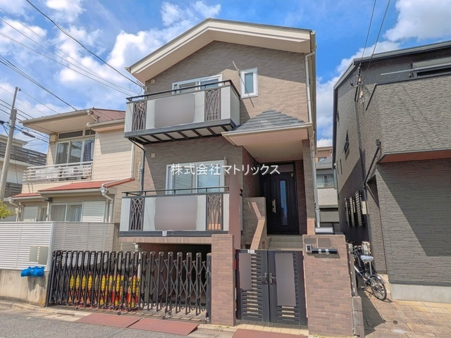 練馬区中村2丁目　敷地30坪超×延床42坪超　大型倉庫付き地下車庫の居間・リビング