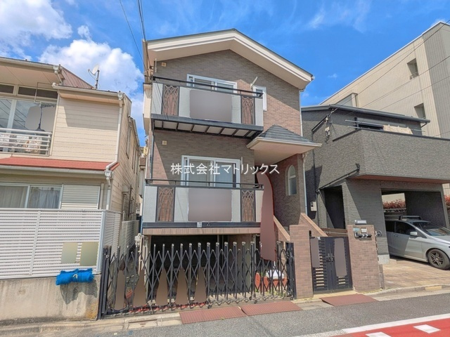 練馬区中村2丁目　敷地30坪超×延床42坪超　大型倉庫付き地下車庫の居間・リビング