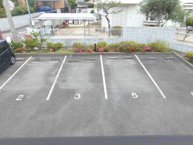 フォーレスはまゆうの駐車場