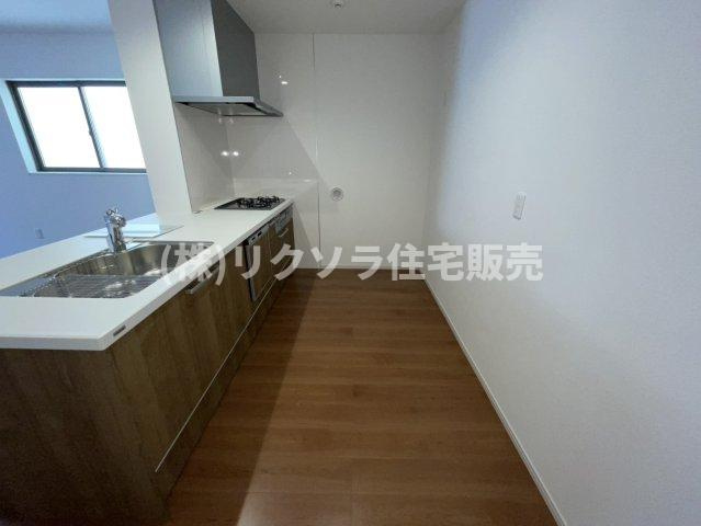 春日町　新築一戸建てのキッチン|LDK19.0帖
■物件内覧・資金計画相談・住宅ローン相談、リフォーム相談、お問合せ受付中■
※当日・翌日のご内覧、ご相談はお電話でのお問合せがスムーズです！