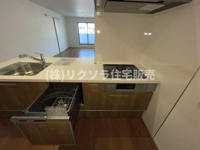 春日町　新築一戸建てのキッチン|ビルトイン3口コンロ・食洗機付き
■物件内覧・資金計画相談・住宅ローン相談、リフォーム相談、お問合せ受付中■
※当日・翌日のご内覧、ご相談はお電話でのお問合せがスムーズです！