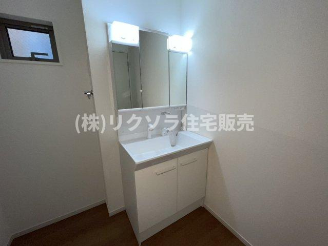 春日町　新築一戸建ての独立洗面台|三面鏡付き独立洗面台
■物件内覧・資金計画相談・住宅ローン相談、リフォーム相談、お問合せ受付中■
※当日・翌日のご内覧、ご相談はお電話でのお問合せがスムーズです！