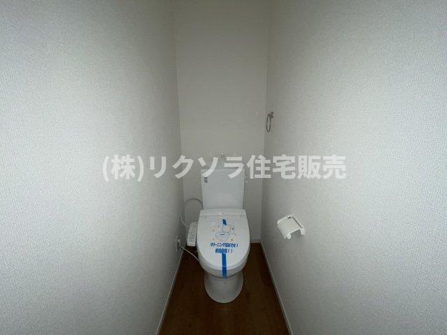 春日町　新築一戸建てのトイレ|1階　温水洗浄便座付き
■物件内覧・資金計画相談・住宅ローン相談、リフォーム相談、お問合せ受付中■
※当日・翌日のご内覧、ご相談はお電話でのお問合せがスムーズです！