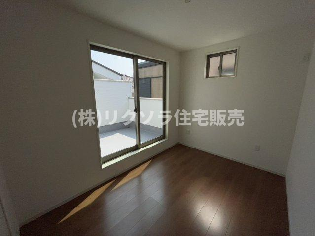 春日町　新築一戸建ての洋室|洋室4.37帖
■物件内覧・資金計画相談・住宅ローン相談、リフォーム相談、お問合せ受付中■
※当日・翌日のご内覧、ご相談はお電話でのお問合せがスムーズです！