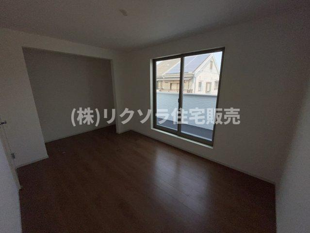 春日町　新築一戸建ての寝室|洋室6.0帖
■物件内覧・資金計画相談・住宅ローン相談、リフォーム相談、お問合せ受付中■
※当日・翌日のご内覧、ご相談はお電話でのお問合せがスムーズです！