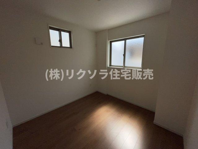 春日町　新築一戸建ての収納|納戸4.37帖
■物件内覧・資金計画相談・住宅ローン相談、リフォーム相談、お問合せ受付中■
※当日・翌日のご内覧、ご相談はお電話でのお問合せがスムーズです！