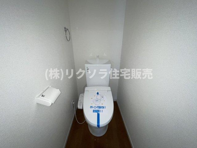 春日町　新築一戸建ての内装|トイレ　2階　温水洗浄便座付き
■物件内覧・資金計画相談・住宅ローン相談、リフォーム相談、お問合せ受付中■
※当日・翌日のご内覧、ご相談はお電話でのお問合せがスムーズです！