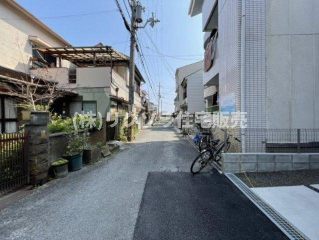 春日町　新築一戸建ての前面道路含む現地写真|■物件内覧・資金計画相談・住宅ローン相談、リフォーム相談、お問合せ受付中■
※当日・翌日のご内覧、ご相談はお電話でのお問合せがスムーズです！