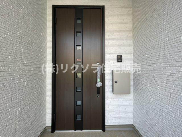 春日町　新築一戸建ての玄関|■物件内覧・資金計画相談・住宅ローン相談、リフォーム相談、お問合せ受付中■
※当日・翌日のご内覧、ご相談はお電話でのお問合せがスムーズです！