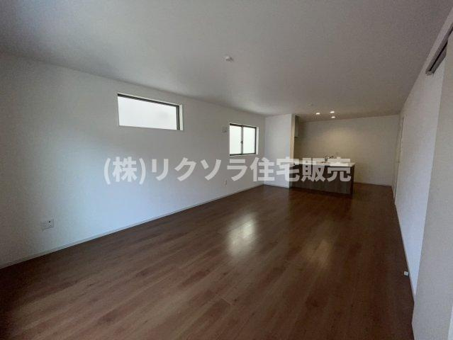 春日町　新築一戸建ての居間・リビング|LDK19.0帖
■物件内覧・資金計画相談・住宅ローン相談、リフォーム相談、お問合せ受付中■
※当日・翌日のご内覧、ご相談はお電話でのお問合せがスムーズです！