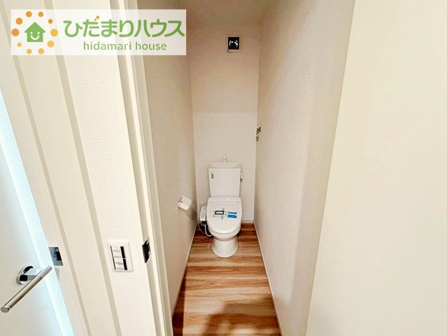 【玄関】 | つくば市高野3期　新築戸建　1号棟 | 環境にもやさしい、少ない水量でしっかり流す節水型トイレを設置！