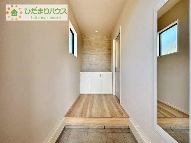 【玄関】 | つくば市高野3期　新築戸建　1号棟 | 使い勝手の良い大きなシューズボックス☆乱雑になりがちな玄関をスッキリ見せてくれます！玄関には姿見装備でお出かけ前にも身だしなみ確認できます。