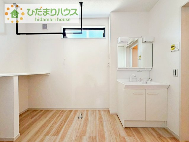 【独立洗面台】 | つくば市高野3期　新築戸建　1号棟 | 三面鏡の大きな鏡は憧れます(^^♪
鏡の後ろは収納となっていて、細かいものでも収納できるのでスッキリと整理できます！