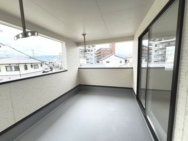 【バルコニー】 | 那珂川市今光8丁目第2　2号棟（全3棟）【仲介手数料無料・0円】 | 施工例。施工例は完成時と異なる場合があります。