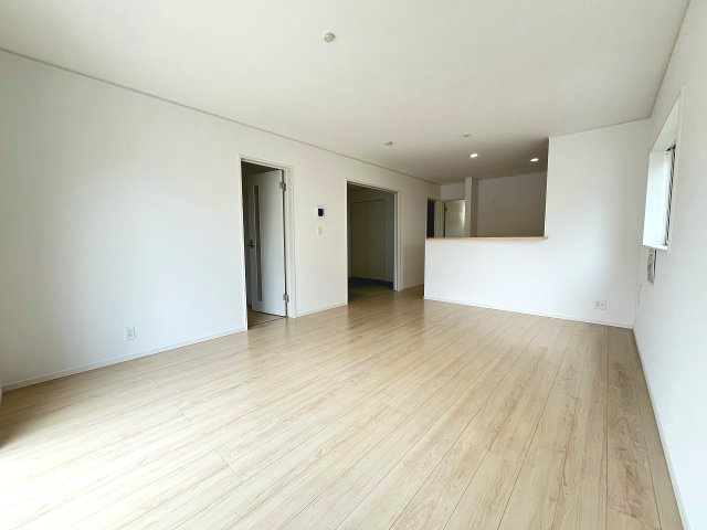【居間・リビング】 | 那珂川市今光8丁目第2　2号棟（全3棟）【仲介手数料無料・0円】 | 施工例。施工例は完成時と異なる場合があります。