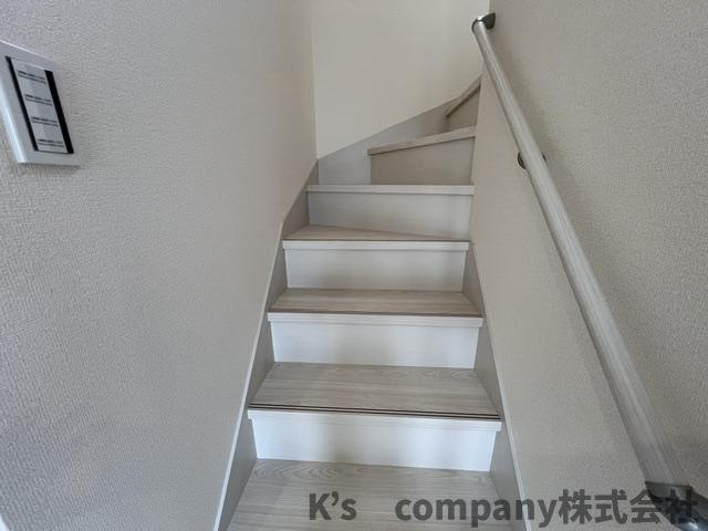 茅ヶ崎市堤　新築戸建の内装|手すり付き階段♪