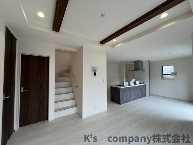 茅ヶ崎市堤　新築戸建の居間・リビング|リビングイン階段でコミュニケーション増加します◇◇