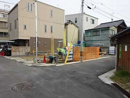 広島市南区山城町　新築一戸建ての前面道路含む現地写真