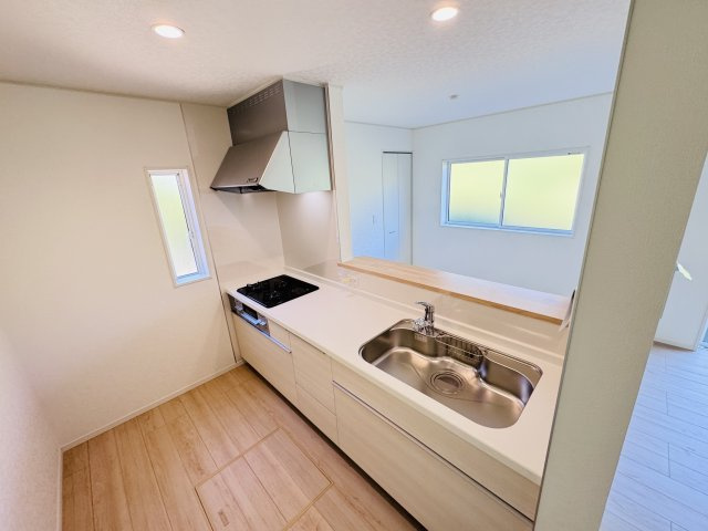 松戸市根木内新築戸建（根木内第10）のキッチン|広々システムキッチン・シンクの水栓には浄水器がついてます！