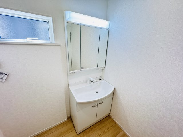 松戸市根木内新築戸建（根木内第10）の独立洗面台|シャワーヘッド付き三面鏡洗面化粧台
