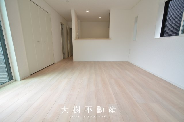 【居間・リビング】 | 海老名市社家２丁目　新築戸建て　全10棟　【仲介手数料無料】 | 宅地建物取引士による不動産のご説明・現地のご案内、住宅金融普及協会住宅ローンアドバイザーが住宅ローンのアドバイスから融資実行までのお手伝いをしっかりサポートします♪