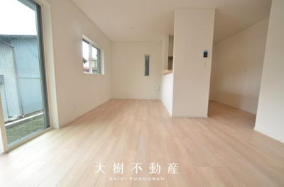 【居間・リビング】 | 海老名市社家２丁目　新築戸建て　全10棟　【仲介手数料無料】 | 宅地建物取引士による不動産のご説明・現地のご案内、住宅金融普及協会住宅ローンアドバイザーが住宅ローンのアドバイスから融資実行までのお手伝いをしっかりサポートします♪