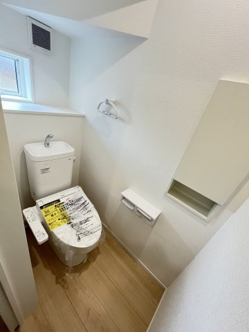 【トイレ】 | 那珂川市今光8丁目第2　3号棟（全3棟）【仲介手数料無料・0円】 | 現地写真。1階のトイレです。
