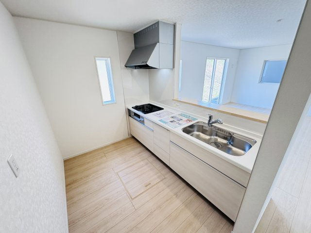 松戸市根木内新築戸建（根木内第10）のキッチン|広々システムキッチン・シンクの水栓には浄水器がついてます！