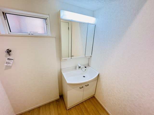 松戸市根木内新築戸建（根木内第10）の独立洗面台|シャワーヘッド付き三面鏡洗面化粧台
