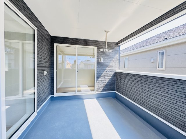 松戸市根木内新築戸建（根木内第10）のバルコニー|南向きインナーバルコニー・外部電源付き