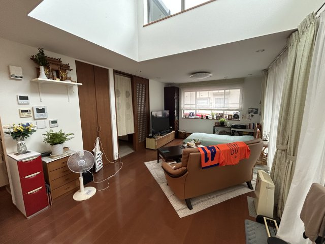 用宗三丁目店舗付中古住宅の居間・リビング