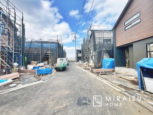 【前面道路含む現地写真】 | プライバシー性と開放感を高める住環境。陽当たりの良い開かれたロケーションを活かし、心地よい暮らしをプランニング

