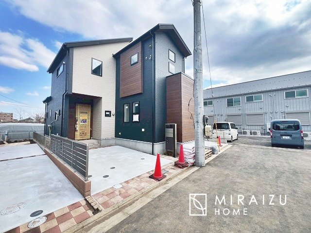 【外観】 | 青く澄み渡った綺麗な空と、陽の光をたっぷりと受ける、そんな新築住宅で新生活をスタートしてみませんか？見学・ご相談等、ミライズホーム(株)までお気軽にご連絡下さい。