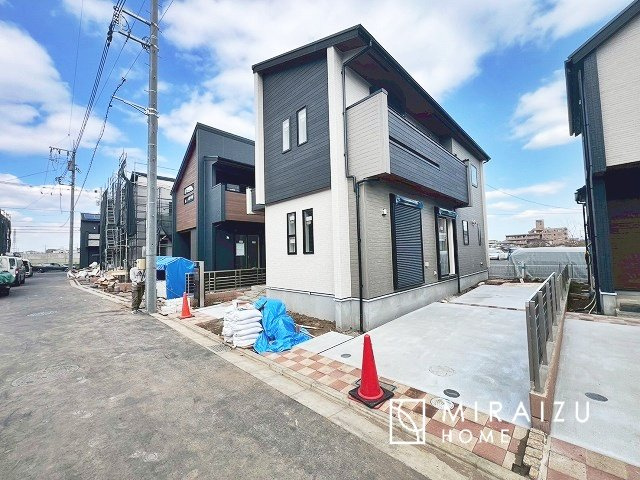 【外観】 | 青く澄み渡った綺麗な空と、陽の光をたっぷりと受ける、そんな新築住宅で新生活をスタートしてみませんか？見学・ご相談等、ミライズホーム(株)までお気軽にご連絡下さい♪