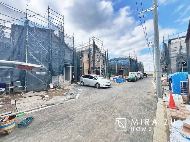 【外観】 | 青く澄み渡った綺麗な空と、陽の光をたっぷりと受ける、そんな新築住宅で新生活をスタートしてみませんか？見学・ご相談等、ミライズホーム(株)までお気軽にご連絡下さい♪