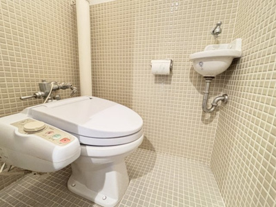 【トイレ】 | 東山ハイツ | トイレには快適な温水洗浄便座付き
