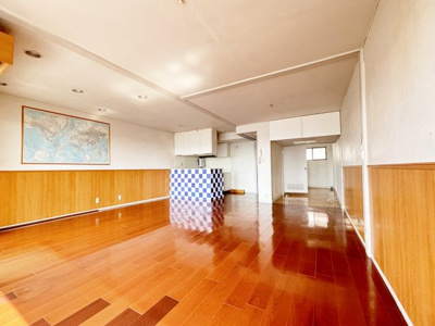 【居間・リビング】 | 東山ハイツ | 南面バルコニーに面した明るい20帖のリビング