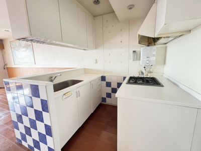 【キッチン】 | 東山ハイツ | 料理をしながらリビングで遊ぶお子様の様子を見守ることができる対面式キッチン