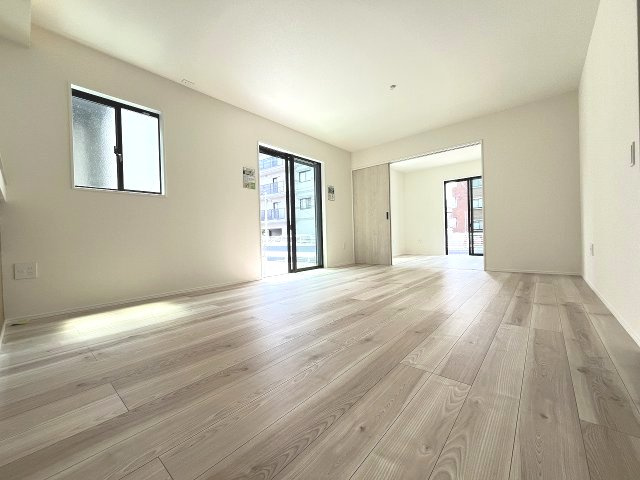 【居間・リビング】 | 那珂川市今光8丁目3期　1号棟（全2棟）【仲介手数料無料・0円】 | 施工例。施工例は完成時と異なる場合があります。