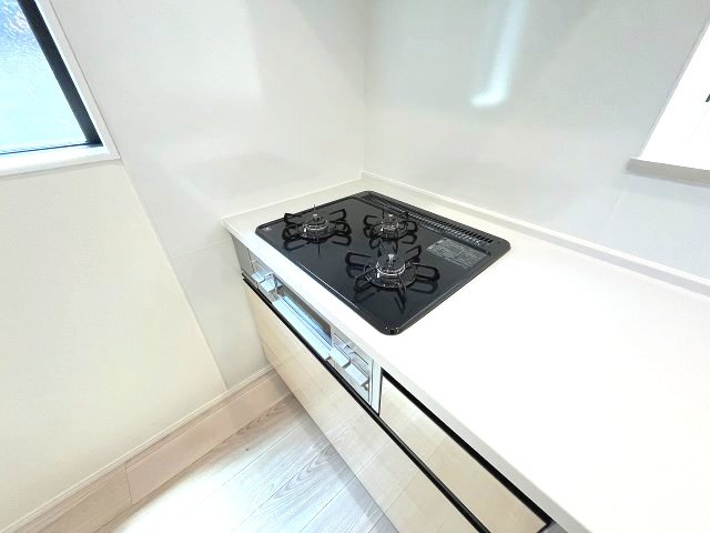【キッチン】 | 那珂川市今光8丁目3期　1号棟（全2棟）【仲介手数料無料・0円】 | 施工例。施工例は完成時と異なる場合があります。