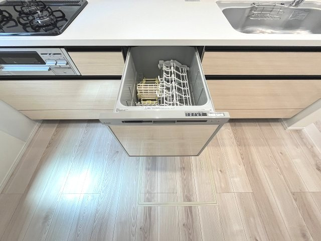 【キッチン】 | 那珂川市今光8丁目3期　1号棟（全2棟）【仲介手数料無料・0円】 | 施工例。施工例は完成時と異なる場合があります。