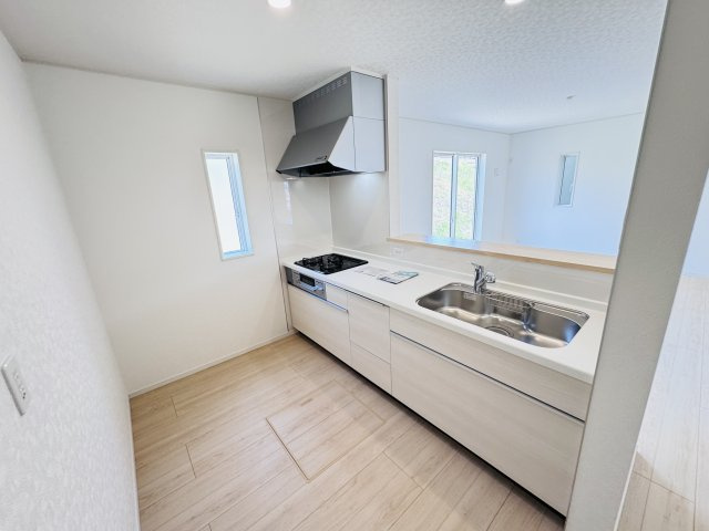 松戸市根木内新築戸建（根木内第10）のキッチン|広々システムキッチン・シンクの水栓には浄水器がついてます！