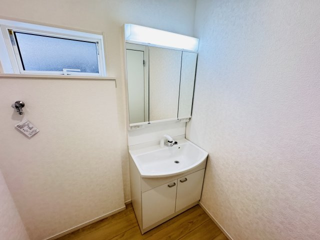 松戸市根木内新築戸建（根木内第10）の独立洗面台|シャワーヘッド付き三面鏡洗面化粧台
