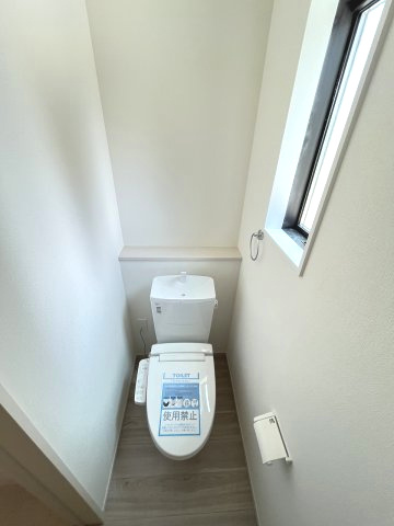 【トイレ】 | 那珂川市今光8丁目3期　2号棟（全2棟）【仲介手数料無料・0円】 | 現地写真。1階のトイレです。