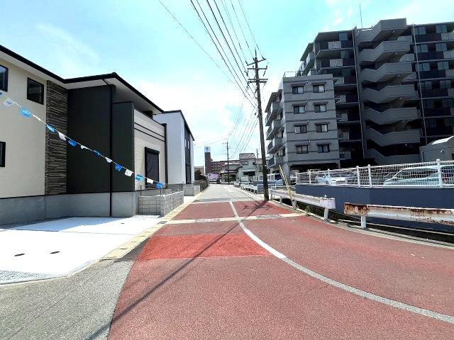 【その他】 | 那珂川市今光8丁目3期　2号棟（全2棟）【仲介手数料無料・0円】 | 現地写真。前面道路です。