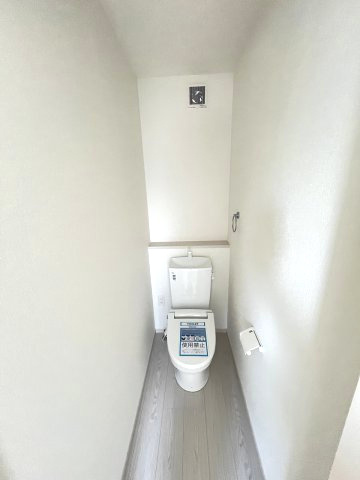 【トイレ】 | 那珂川市今光8丁目3期　2号棟（全2棟）【仲介手数料無料・0円】 | 現地写真。2階にもトイレです。